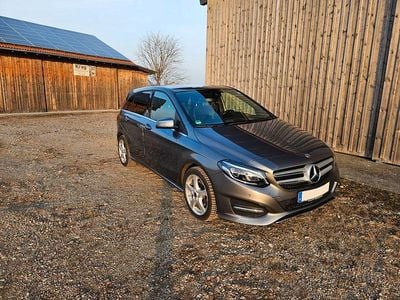 Grau Gebraucht 2018 Mercedes B200 Van / Kleinbus | 19.900 € (Fairer Preis)