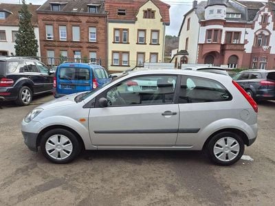 Gebraucht Ford Fiesta Basis 69 PS (50 kW) 2007 Polarsilber metallic Kleinwagen