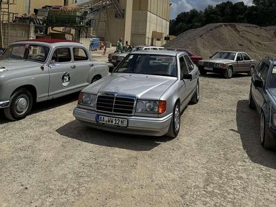 Gebraucht Mercedes E230 132 PS (97 kW) 1989 Silber Limousine