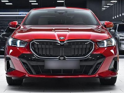 Gebraucht BMW 550e M Sport 489 PS (359 kW) 2025 Rot Limousine