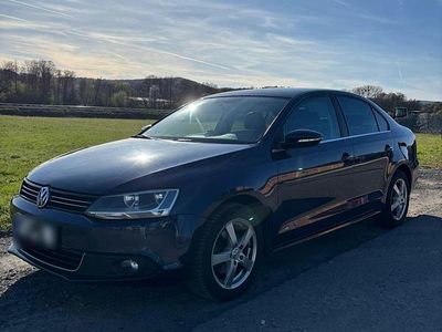 Gebraucht VW Jetta 122 PS (89 kW) 2012 Blau Limousine