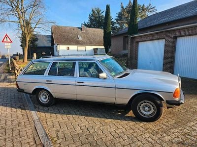 Second-hand Mercedes E230 128 CP (94 kW) 1983 Argintiu Break