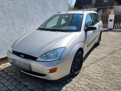 Usado Ford Focus 101 CV (74 kW) 2001 Plateado Familiar