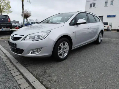 Gebraucht Opel Astra Edition 140 PS (102 kW) 2012 Silber Kombi
