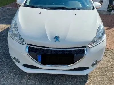 Gebraucht Peugeot 208 Style 82 PS (60 kW) 2015 Weiß Kleinwagen