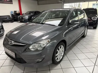 Używany Hyundai i30 Comfort 109 KM (80 kW) 2010 Szary Sedan/Limuzyna