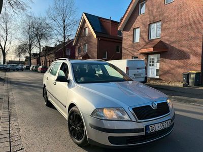 Grau Gebraucht 2007 Skoda Octavia Kombi | 1.800 €