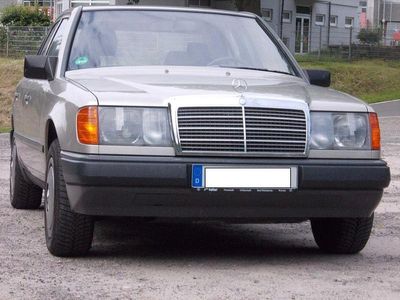 Silber Gebraucht 1988 Mercedes E230 Limousine | 9.500 €