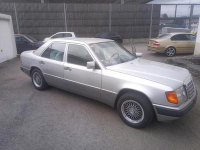 Second-hand Mercedes E260 118 CP (86 kW) 1991 Argintiu Berlinǎ