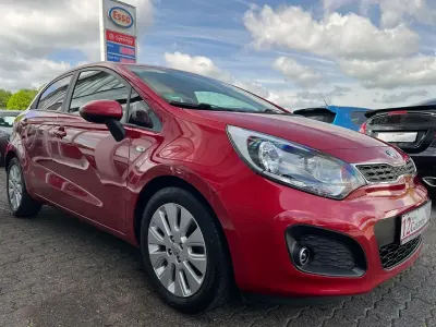 Używany Kia Rio FIFA World Cup Edition 86 KM (63 kW) 2014 Czerwony Sedan/Limuzyna