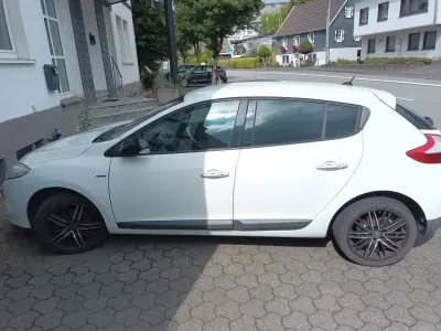 Gebraucht Renault Mégane III Bose Edition 131 PS (96 kW) 2011 Weiß Limousine