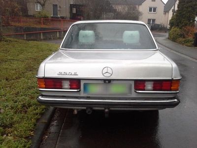 Usata Mercedes E230 136 CV (100 kW) 1982 Argento Berlina