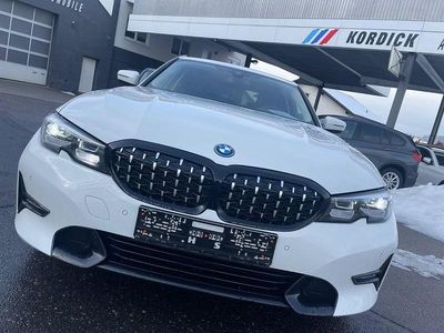 Weiß Gebraucht 2022 BMW 320e Sport Line Limousine | 26.900 € (Guter Preis)