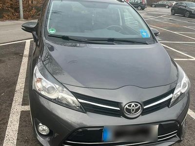 Gebraucht Toyota Verso 147 PS (108 kW) 2016 Grau Van / Kleinbus