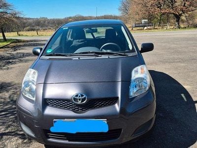 Usado Toyota Yaris Life 99 HP (72 kW) 2011 Cinzento Citadino