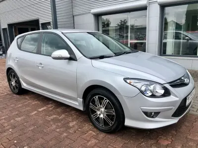 Gebraucht Hyundai i30 109 PS (80 kW) 2012 Silber (metallic) Limousine