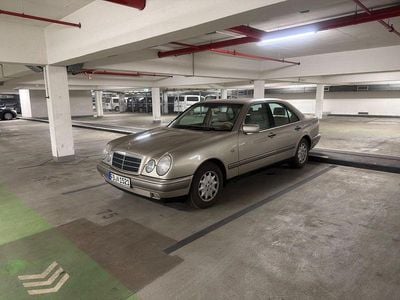 Gebraucht Mercedes E240 Elegance 170 PS (125 kW) 1999 Silber Limousine