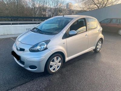 Gebraucht Toyota Aygo 68 PS (50 kW) 2010 Silber Kleinwagen