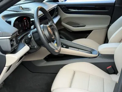 Second-hand Porsche Macan Sport 300 kW (408 CP) 2025 Albastru SUV