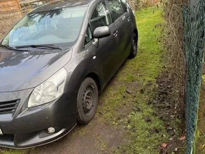 Gebraucht Toyota Verso 126 PS (92 kW) 2010 Grau Van / Kleinbus