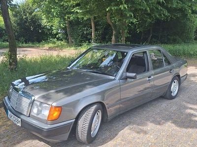 Grau Gebraucht 1986 Mercedes E230 Limousine | 8.500 €