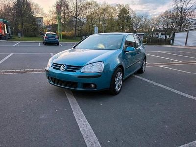 Usata VW Golf V 105 CV (77 kW) 2005 Blu Utilitaria
