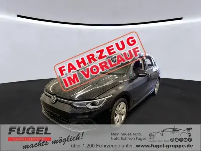 Gebraucht VW Golf VIII Life 131 PS (96 kW) 2022 Deep black perleffekt Limousine