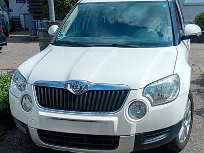 Usado Skoda Yeti Active 105 HP (77 kW) 2012 Branco SUV