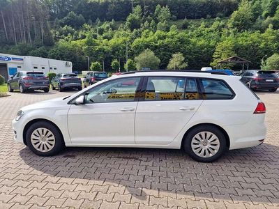 Pure white Gebraucht 2016 VW Golf VII Trendline Kombi | 11.699 € (Fairer Preis)