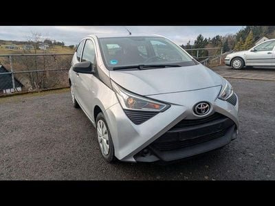 Silber Gebraucht 2021 Toyota Aygo Business Edition Kleinwagen | 8.290 € (Fairer Preis)