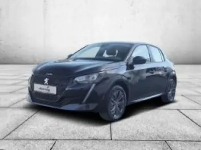 Gebraucht Peugeot e-208 Active 100 kW (136 PS) 2022 Perla nera schwarz metallic Kleinwagen