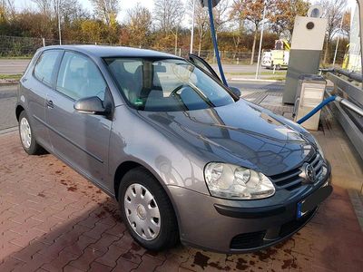 Grau Gebraucht 2004 VW Golf V Kleinwagen | 1.500 € (Fairer Preis)