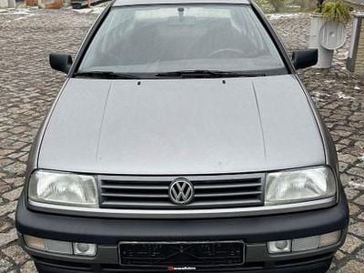Gebraucht VW Vento 75 PS (55 kW) 1993 Grau Limousine