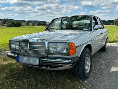 Gebraucht Mercedes E230 136 PS (100 kW) 1982 Silber Limousine