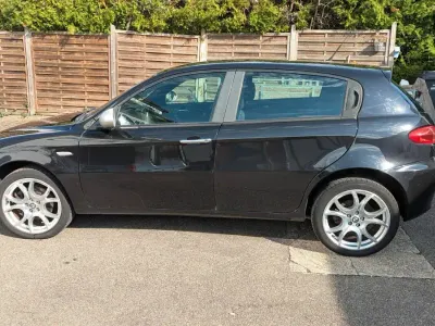 Gebraucht Alfa Romeo 147 105 PS (77 kW) 2010 Schwarz Kleinwagen