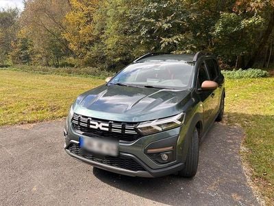 Grün Gebraucht 2023 Dacia Jogger Extreme Van / Kleinbus | 15.100 € (Guter Preis)