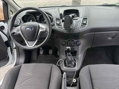 Gebraucht Ford Fiesta Ambiente 60 PS (44 kW) 2013 Weiß Kleinwagen