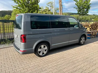 Gebraucht VW Multivan Highline 204 PS (150 kW) 2022 Grau Van / Kleinbus