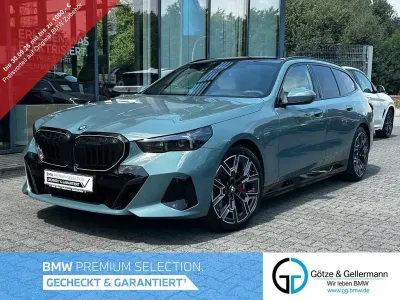 Gebraucht BMW 550e M Sport 489 PS (359 kW) 2025 Cape york grün Kombi