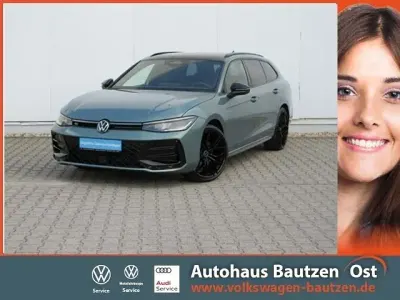 Gebraucht VW Passat R-line 150 PS (110 kW) 2024 Grün Kombi
