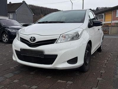 Gebraucht Toyota Yaris 69 PS (50 kW) 2012 Weiß Kleinwagen