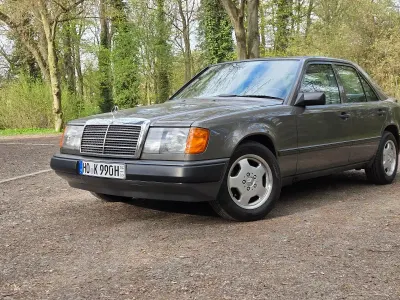 Gebraucht Mercedes E230 136 PS (100 kW) 1986 Grau Limousine