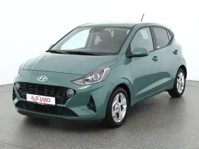 Gebraucht Hyundai i10 Edition 30 67 PS (49 kW) 2022 Mangrove green Kleinwagen