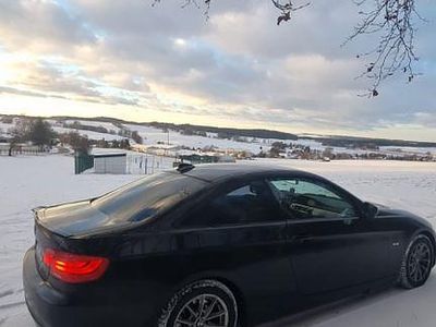 Gebraucht BMW 318 143 PS (105 kW) 2012 Schwarz Coupé
