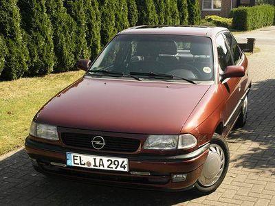 Gebraucht Opel Astra 75 PS (55 kW) 1992 Rot Limousine