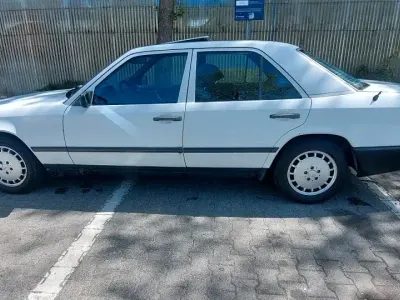 Gebraucht Mercedes E230 131 PS (96 kW) 1989 Weiß Limousine