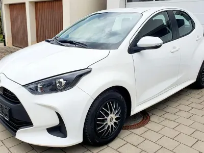 Używany Toyota Yaris Comfort 72 KM (52 kW) 2021 Biały Hatchback