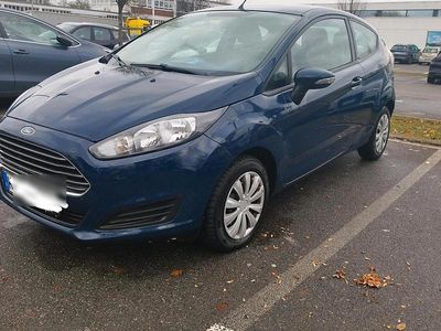 Blau Gebraucht 2015 Ford Fiesta Kleinwagen | 3.600 € (Etwas zu teuer)