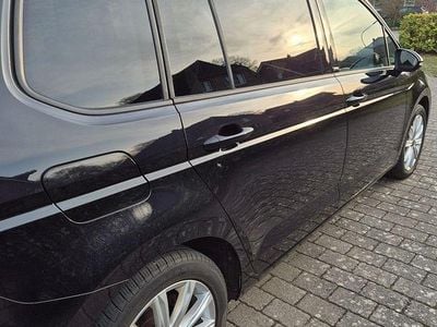 Second-hand VW Touran Active 150 CP (110 kW) 2021 Negru Monovolum