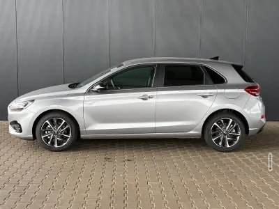 Neu Hyundai i30 Comfort 101 PS (74 kW) 2025 Silber metallic Limousine